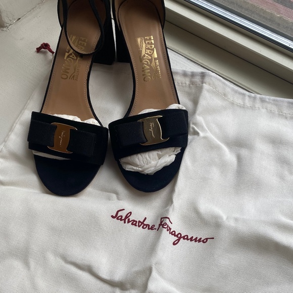 Salvatore Ferragamo Gavin Black Suede Block Heel Sandal Italy Logo Bow - Picture 2 of 8